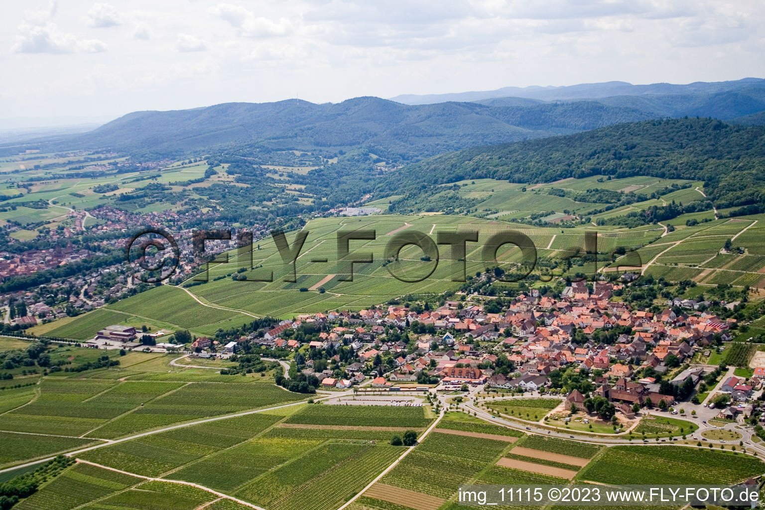 Photographie aérienne de Silence, montagne ensoleillée à le quartier Rechtenbach in Schweigen-Rechtenbach dans le département Rhénanie-Palatinat, Allemagne
