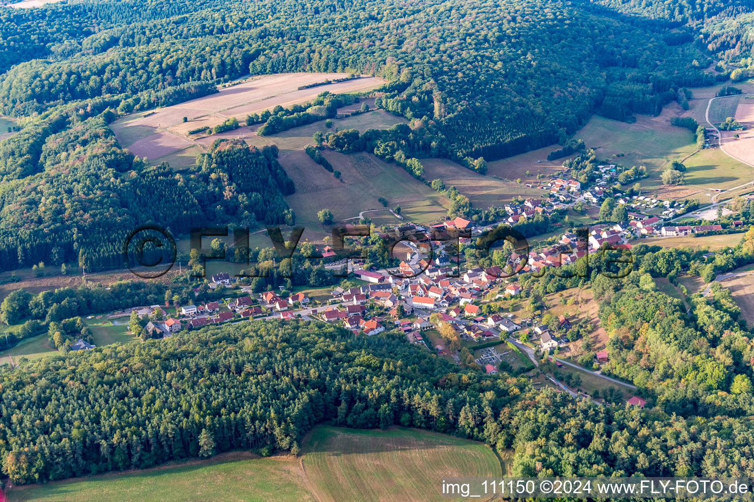 Vue aérienne de Neuchleichach à le quartier Neuschleichach in Oberaurach dans le département Bavière, Allemagne