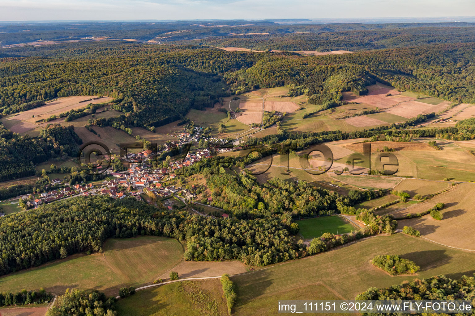 Vue aérienne de Neuchleichach à le quartier Neuschleichach in Oberaurach dans le département Bavière, Allemagne