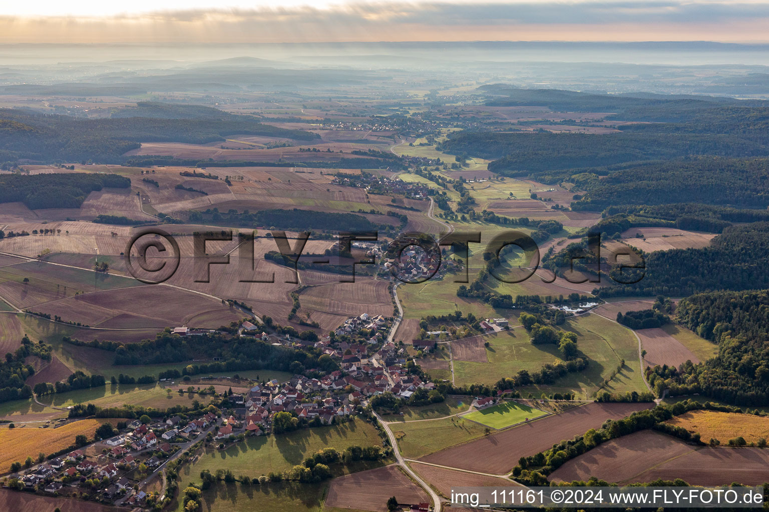 Vue aérienne de Vallée du Rauen Ebrach à le quartier Prölsdorf in Rauhenebrach dans le département Bavière, Allemagne