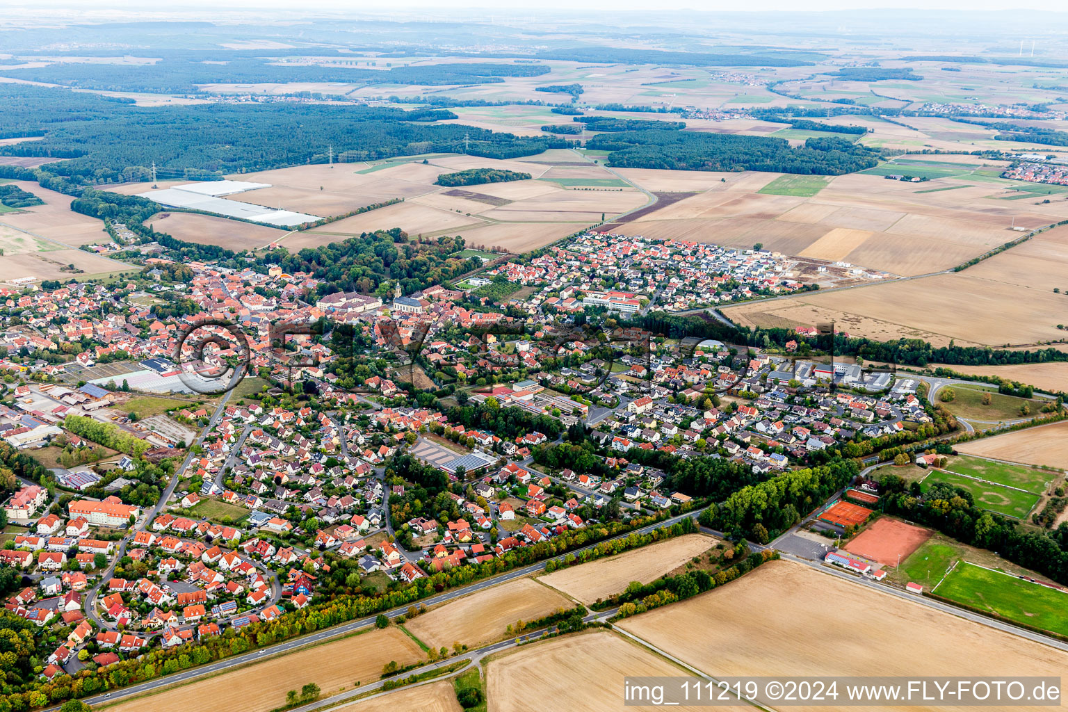 Vue aérienne de Vue sur la commune en bordure de champs agricoles et de zones agricoles à Wiesentheid dans le département Bavière, Allemagne