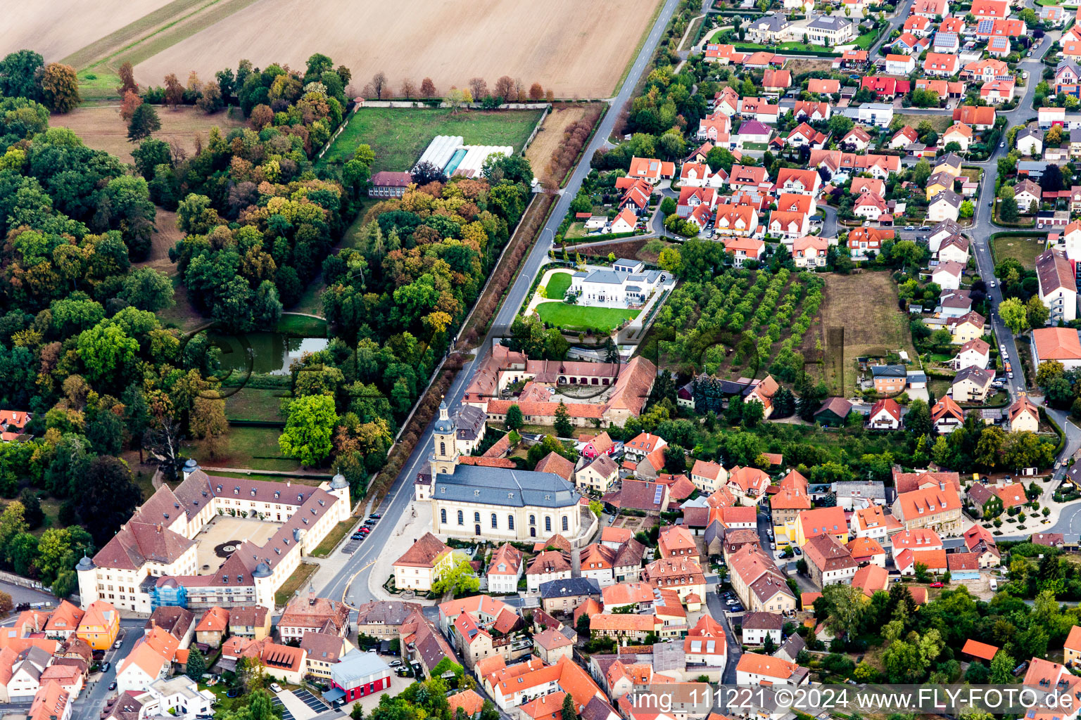 Vue aérienne de Bâtiments et installations du parc du château avec douves Graf Schönborn à Wiesentheid dans le département Bavière, Allemagne