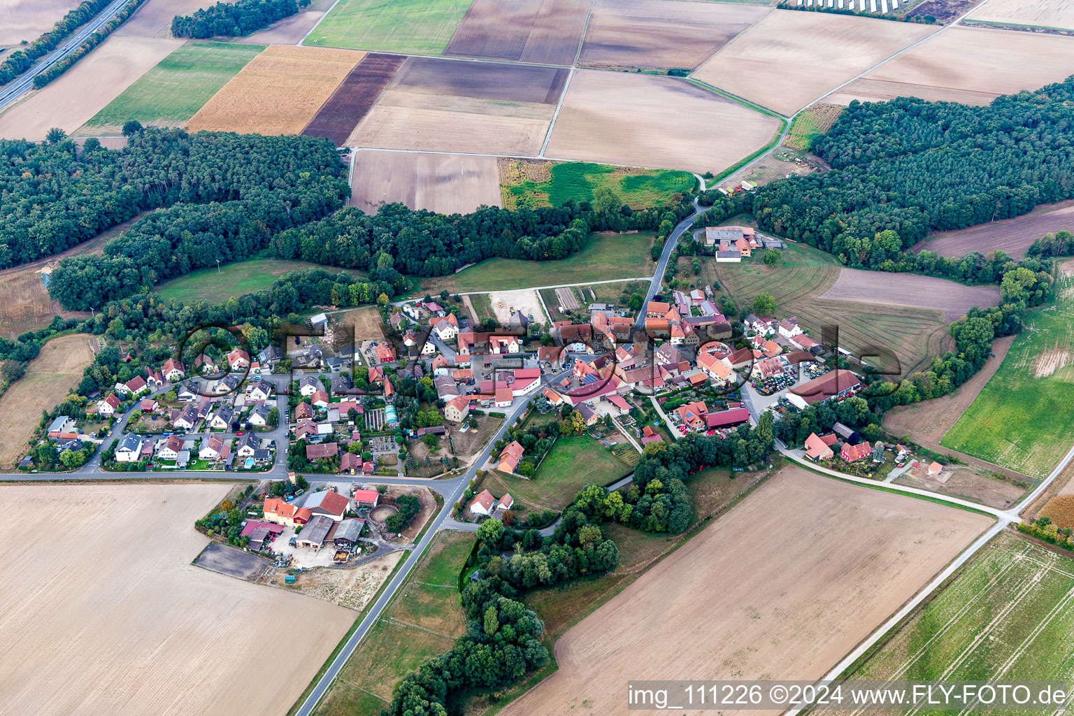 Vue aérienne de Quartier Atzhausen in Kleinlangheim dans le département Bavière, Allemagne