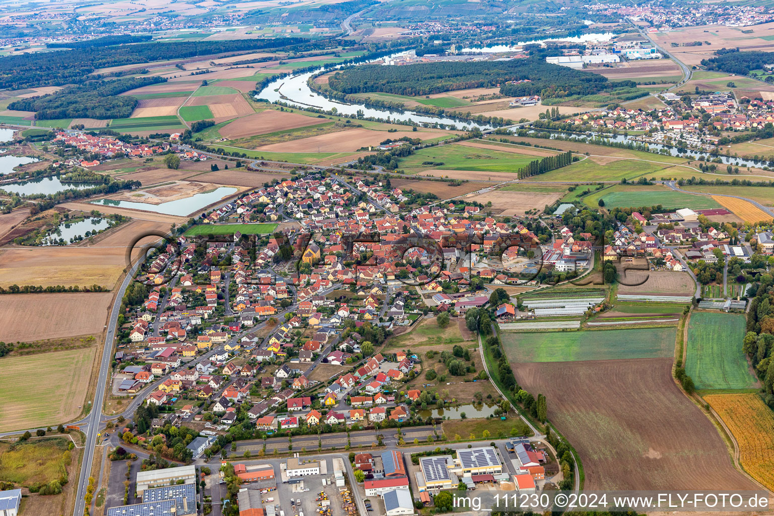 Vue aérienne de De l'est à le quartier Stadtschwarzach in Schwarzach am Main dans le département Bavière, Allemagne