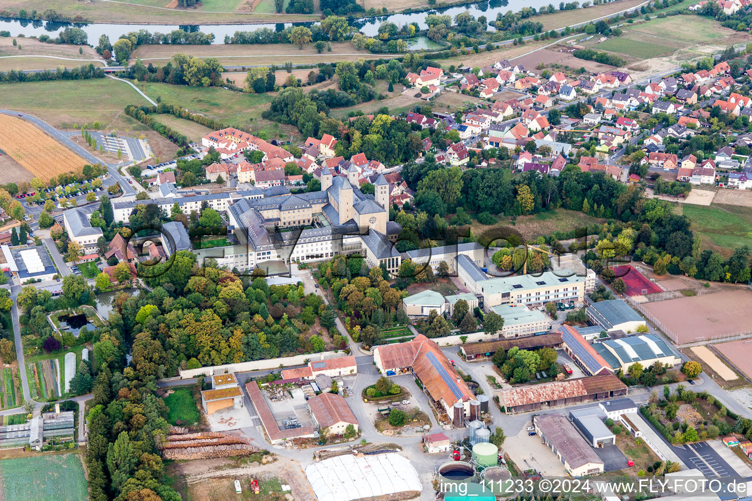 Vue aérienne de Ensemble immobilier de l'abbaye Münsterschwarzach monastère en Münsterschwarzach à le quartier Münsterschwarzach in Schwarzach am Main dans le département Bavière, Allemagne