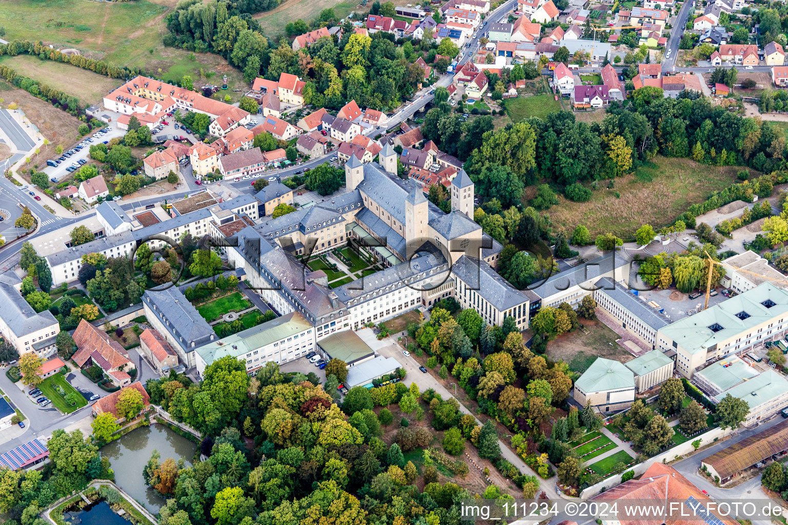 Vue aérienne de Abbaye de Münsterschwarzach à le quartier Stadtschwarzach in Schwarzach am Main dans le département Bavière, Allemagne