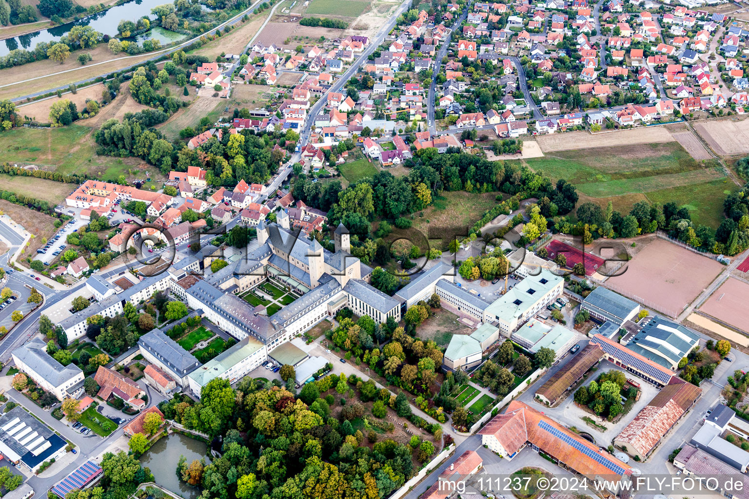 Vue aérienne de Ensemble immobilier de l'abbaye Münsterschwarzach monastère en Münsterschwarzach à le quartier Münsterschwarzach in Schwarzach am Main dans le département Bavière, Allemagne