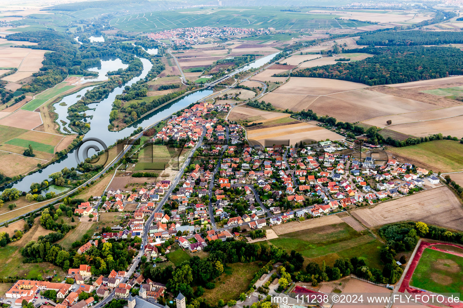 Vue aérienne de Surfaces des berges du Main en Gerlachshausen à le quartier Gerlachshausen in Schwarzach am Main dans le département Bavière, Allemagne