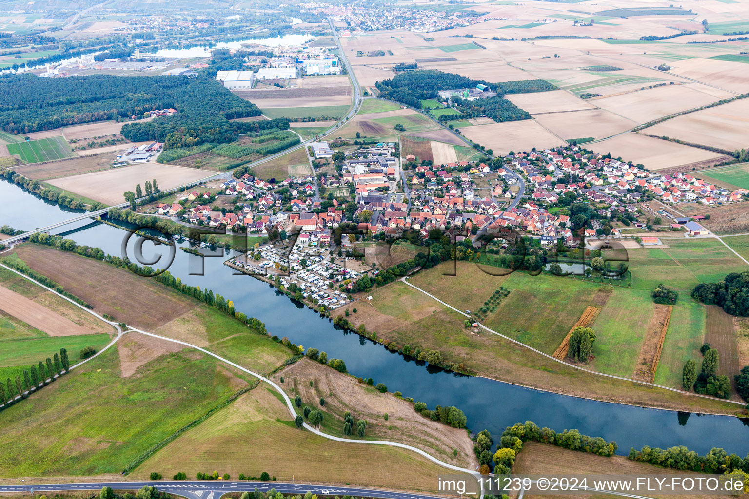 Vue aérienne de Place au-delà du Main à le quartier Schwarzenau in Schwarzach am Main dans le département Bavière, Allemagne