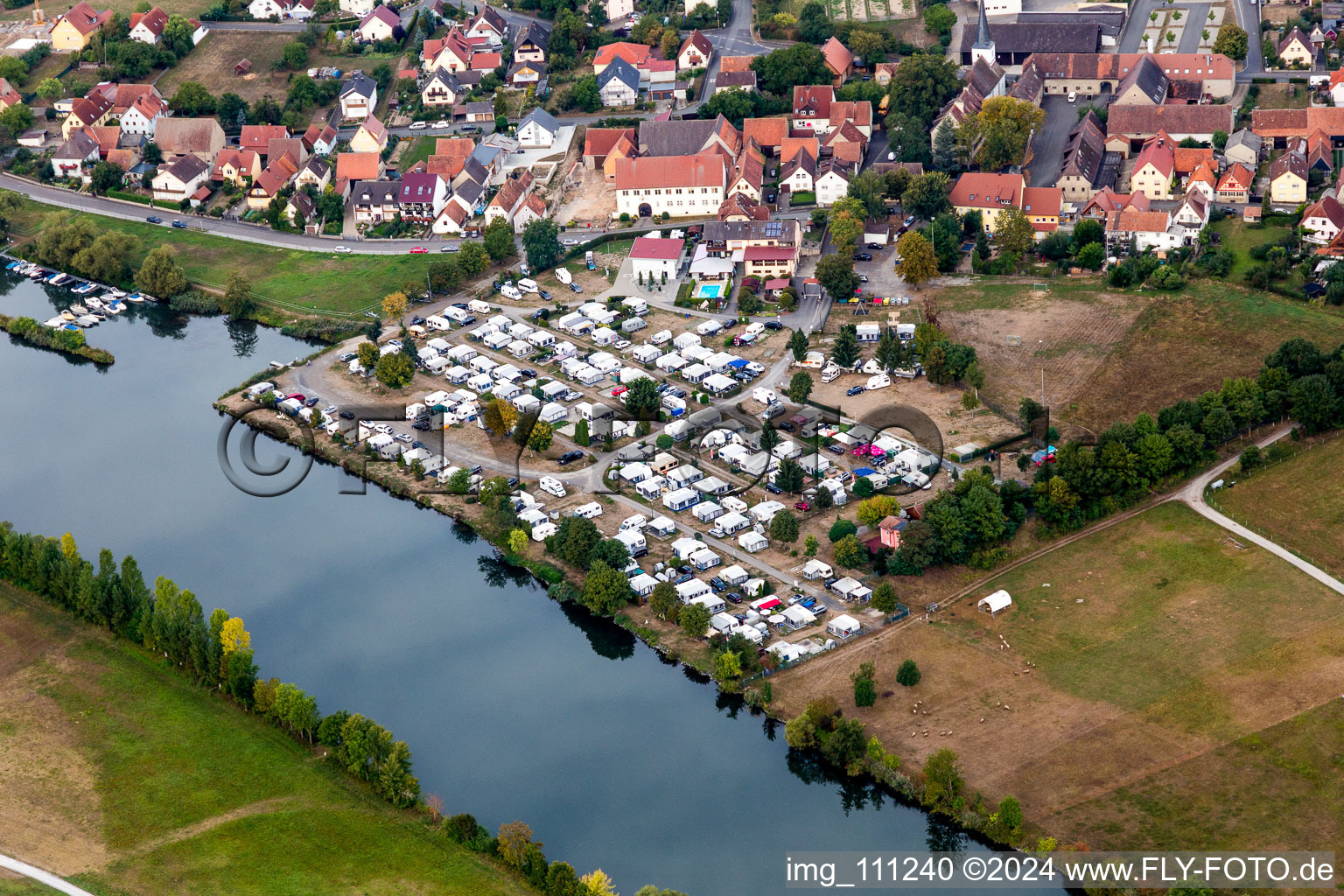 Vue aérienne de Camping Mainblick à le quartier Schwarzenau in Schwarzach am Main dans le département Bavière, Allemagne