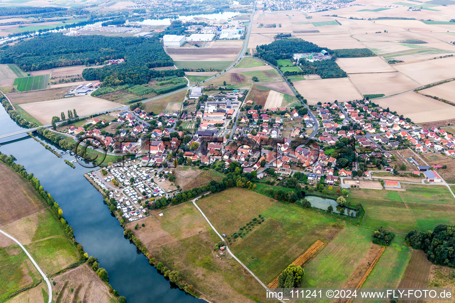 Vue aérienne de Zone riveraine de la rivière à le quartier Münsterschwarzach in Schwarzach am Main dans le département Bavière, Allemagne