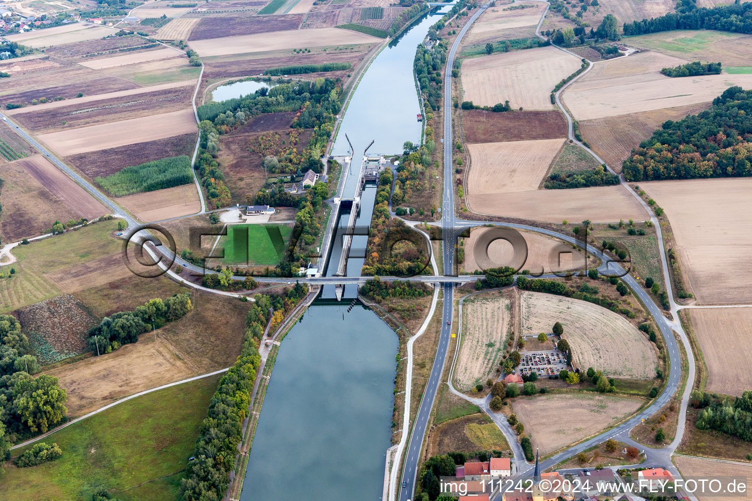 Vue aérienne de Écluse à Schwarzach am Main dans le département Bavière, Allemagne