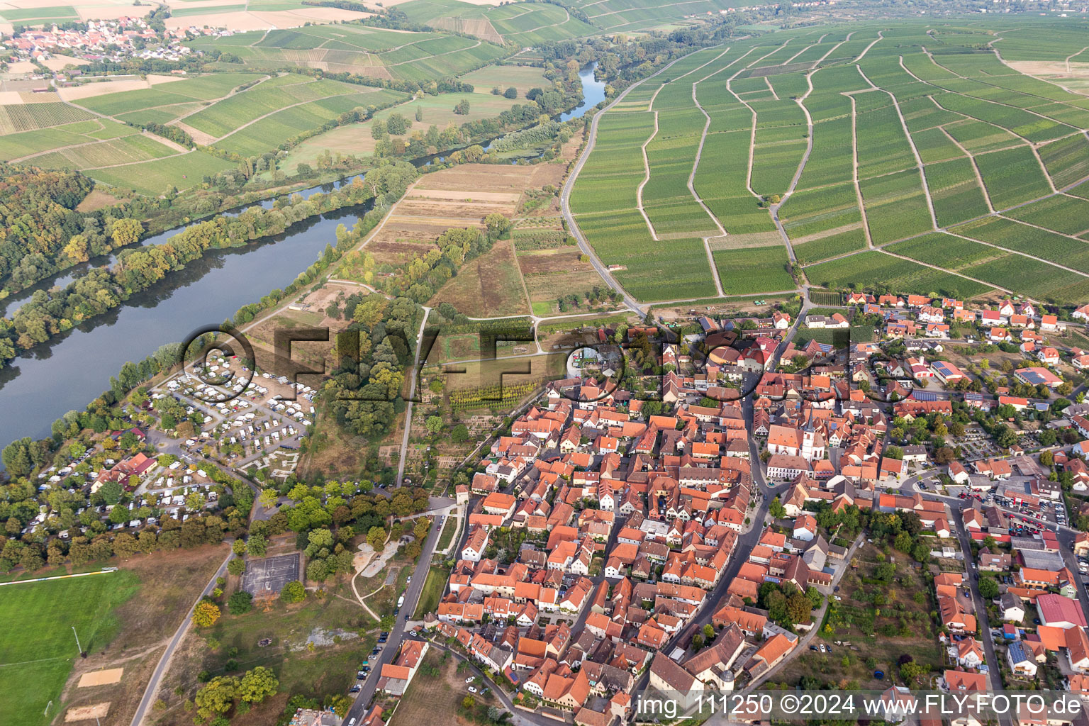 Sommerach dans le département Bavière, Allemagne du point de vue du drone