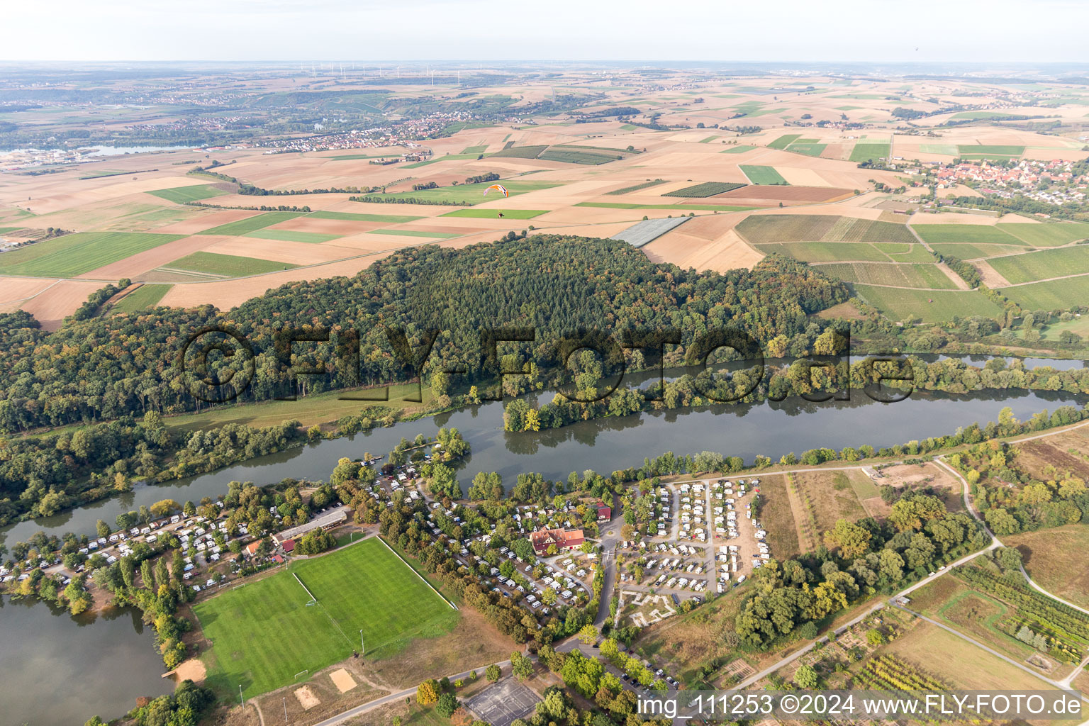 Vue aérienne de Camping Katzenkopf sur le Main à Sommerach dans le département Bavière, Allemagne
