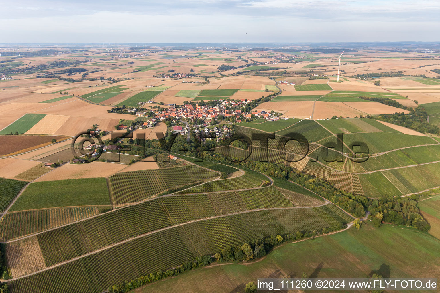 Vue aérienne de Neuses a.Berg à le quartier Neuses am Berg in Dettelbach dans le département Bavière, Allemagne