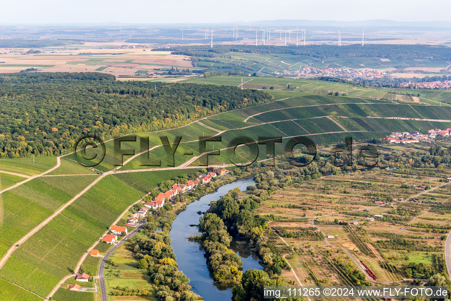 Vue aérienne de Surfaces des berges du Main en Köhler à le quartier Köhler in Volkach dans le département Bavière, Allemagne