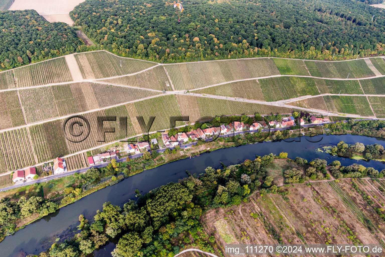 Vue aérienne de Surfaces des berges du Main en Köhler à le quartier Köhler in Volkach dans le département Bavière, Allemagne