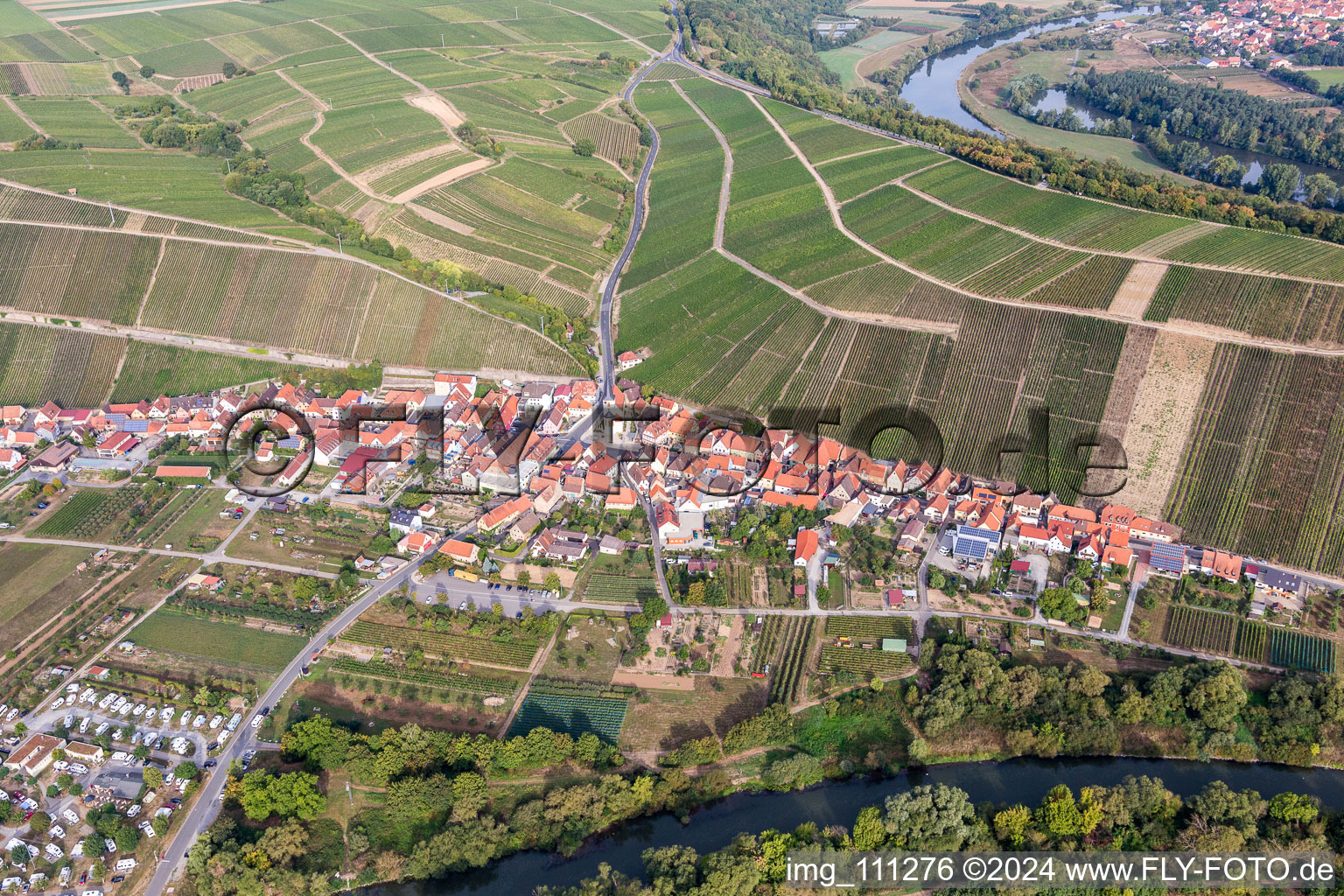 Vue aérienne de Ville viticole sur la boucle principale de Nordheim à le quartier Escherndorf in Volkach dans le département Bavière, Allemagne