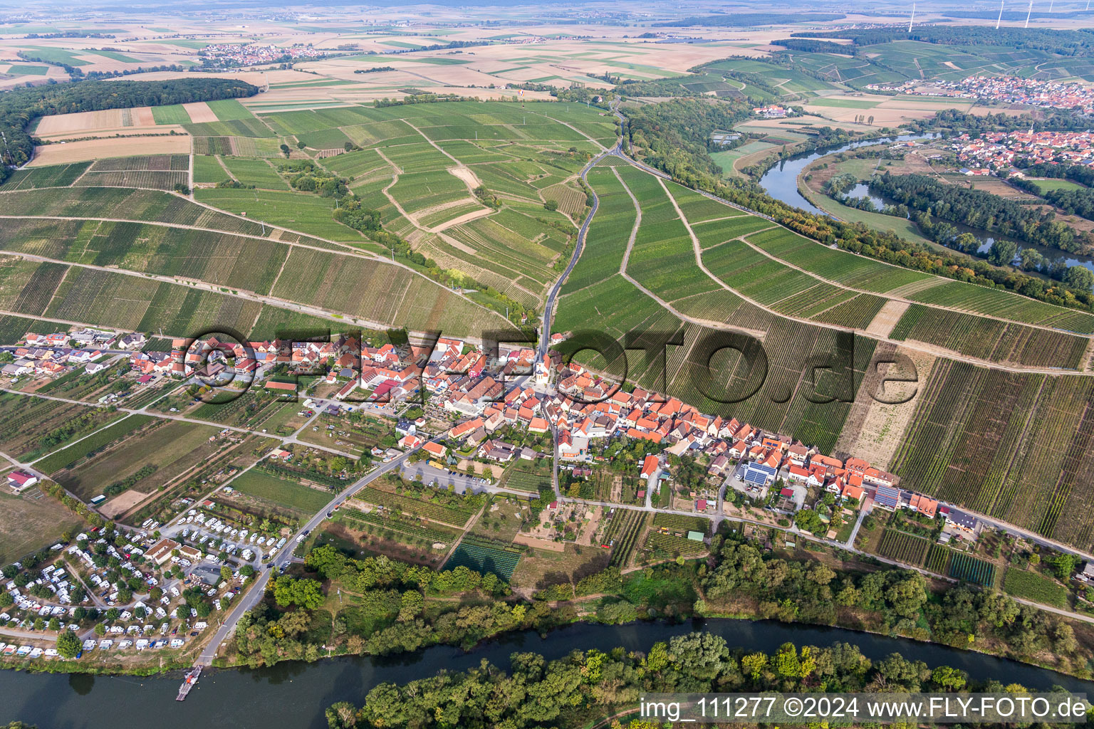 Vue aérienne de Escherndorf sur la boucle principale depuis Nordheim à Nordheim am Main dans le département Bavière, Allemagne