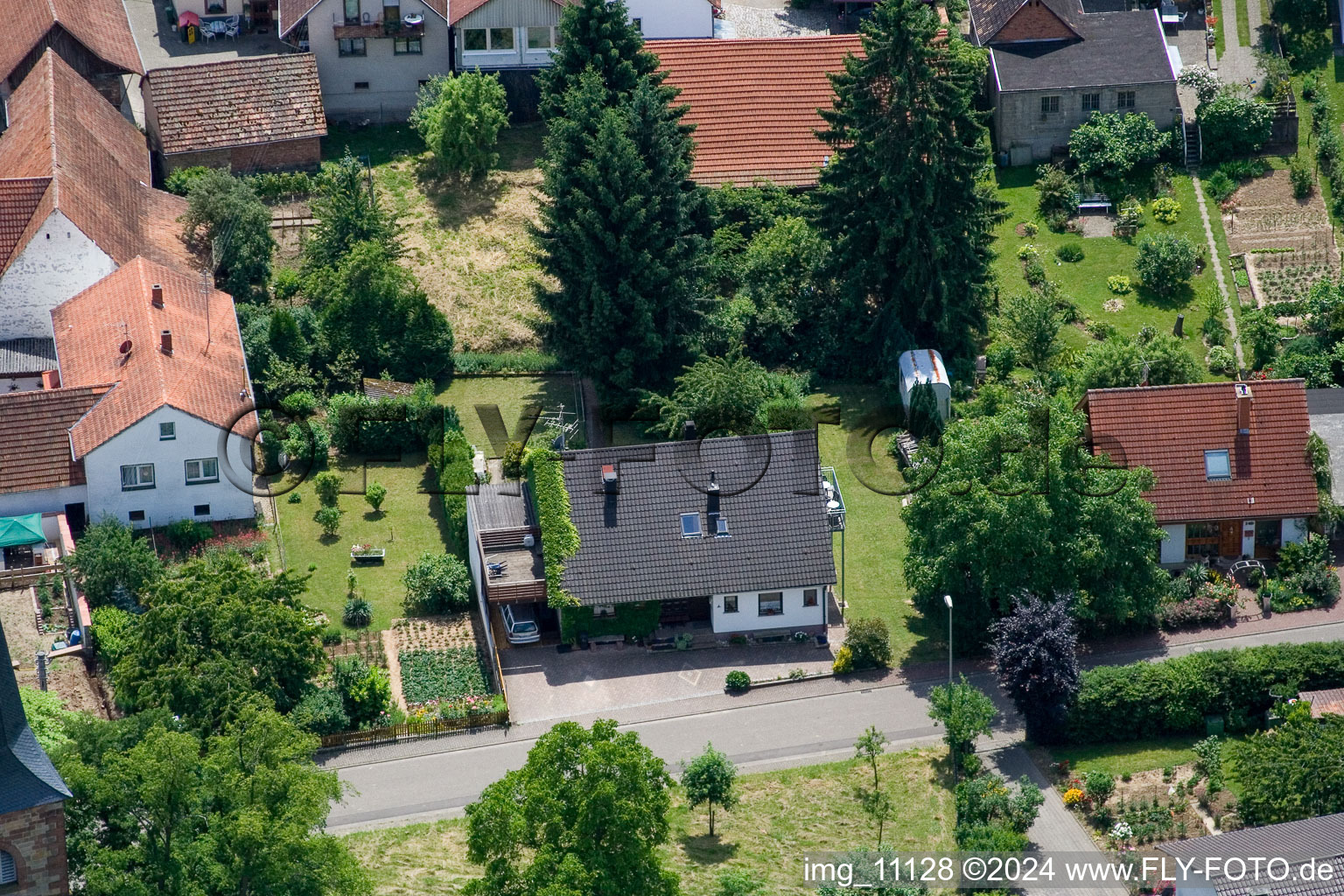 Vue d'oiseau de Quartier Rechtenbach in Schweigen-Rechtenbach dans le département Rhénanie-Palatinat, Allemagne