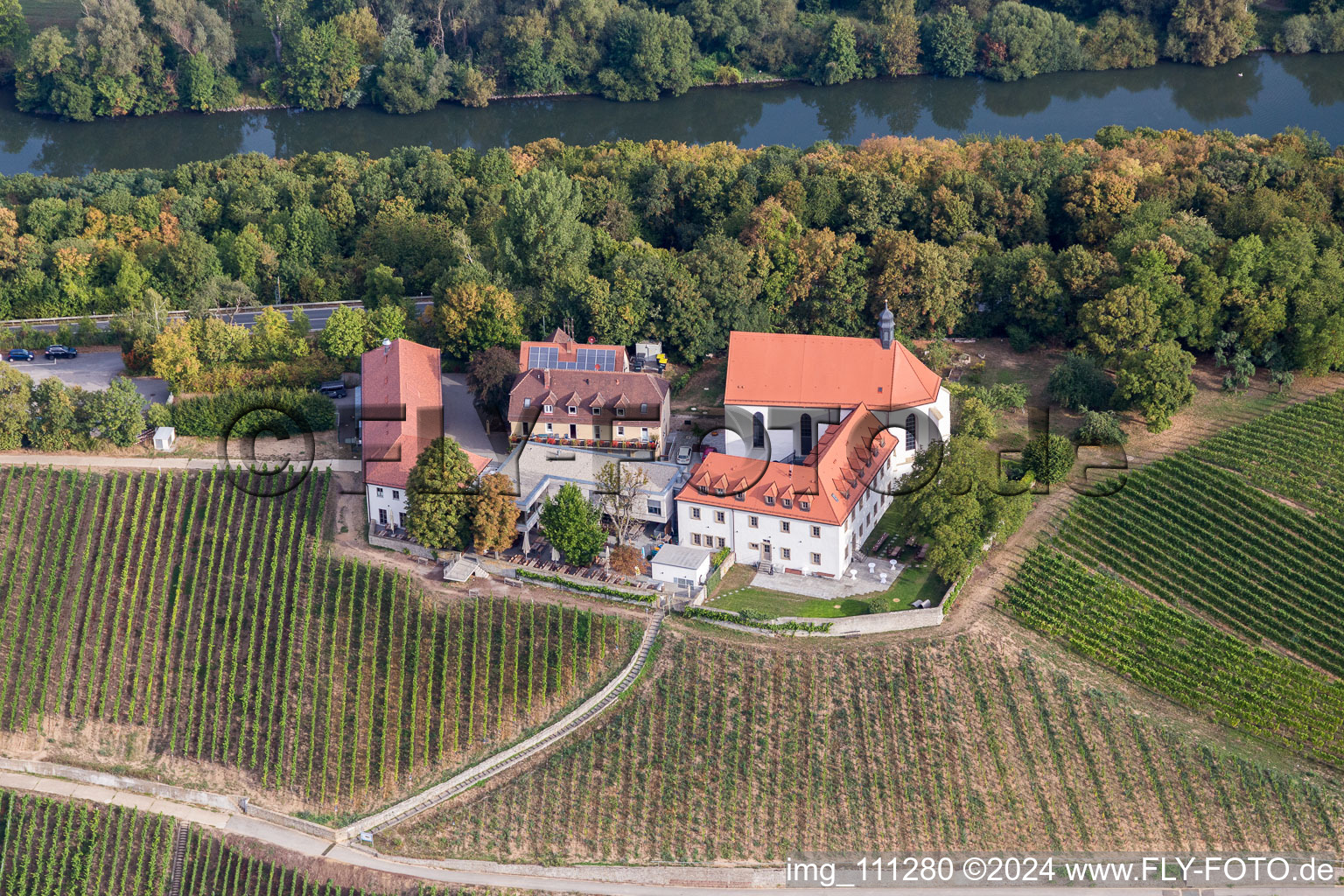 Vue aérienne de Restaurant en plein air Gasthaus Mainblick "Gifthütte à le quartier Escherndorf in Volkach dans le département Bavière, Allemagne