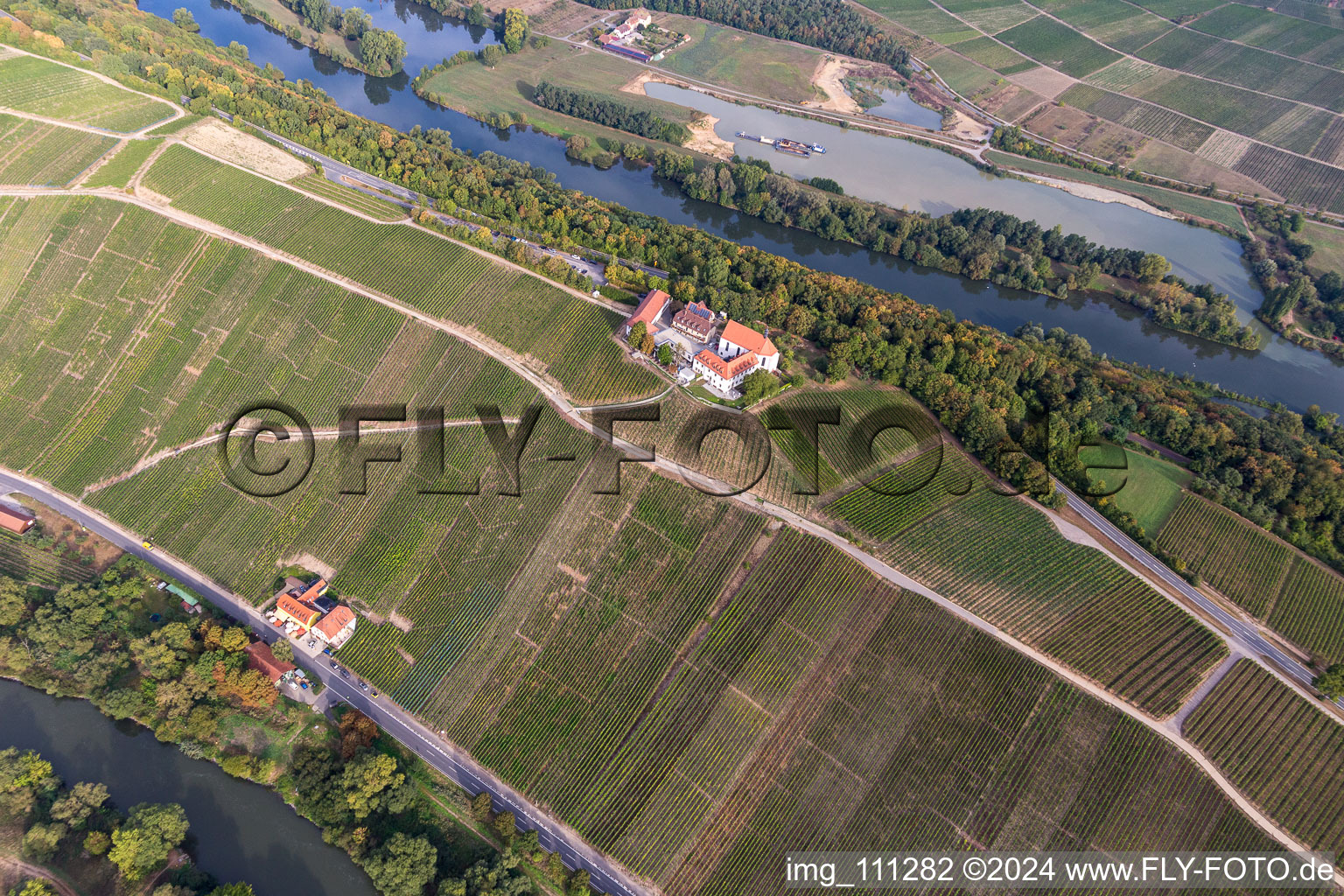 Vue aérienne de Vogelsburg et Mariä Schutz à le quartier Escherndorf in Volkach dans le département Bavière, Allemagne