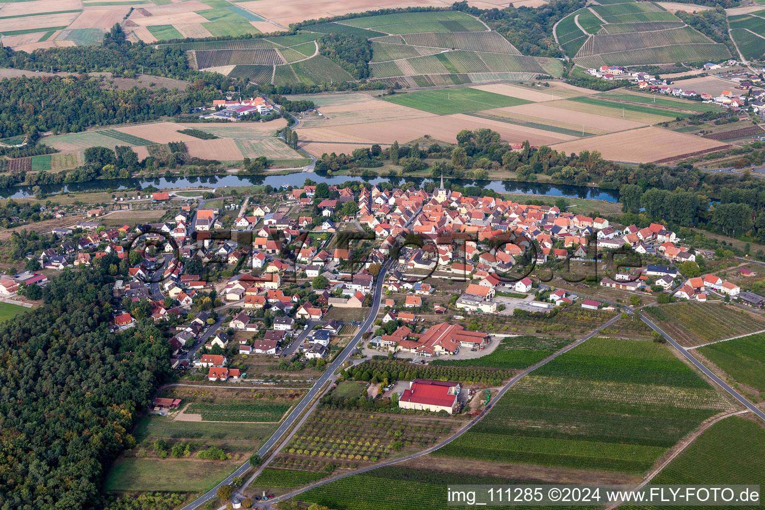 Vue aérienne de De l'est à le quartier Fahr in Volkach dans le département Bavière, Allemagne