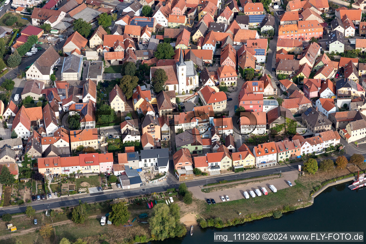 Vue aérienne de Vue sur la ville au bord de la rivière Main en Obereisenheim à le quartier Obereisenheim in Eisenheim dans le département Bavière, Allemagne