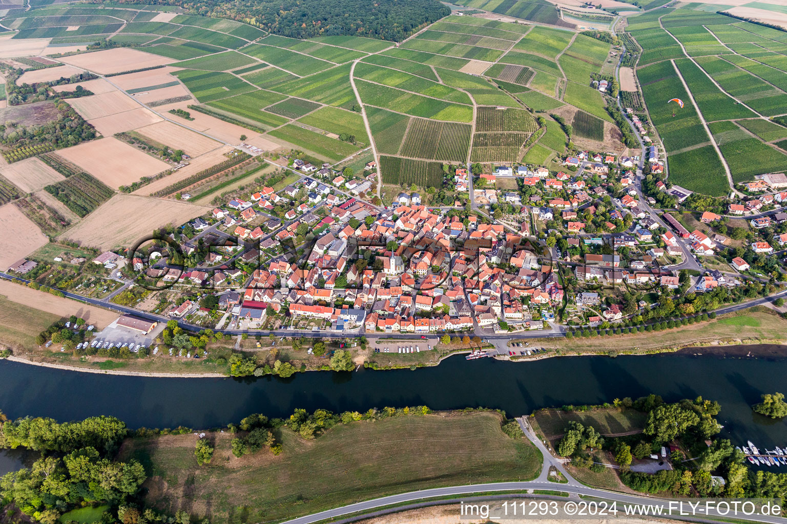 Vue aérienne de Vue sur la ville au bord de la rivière Main en Obereisenheim à le quartier Obereisenheim in Eisenheim dans le département Bavière, Allemagne