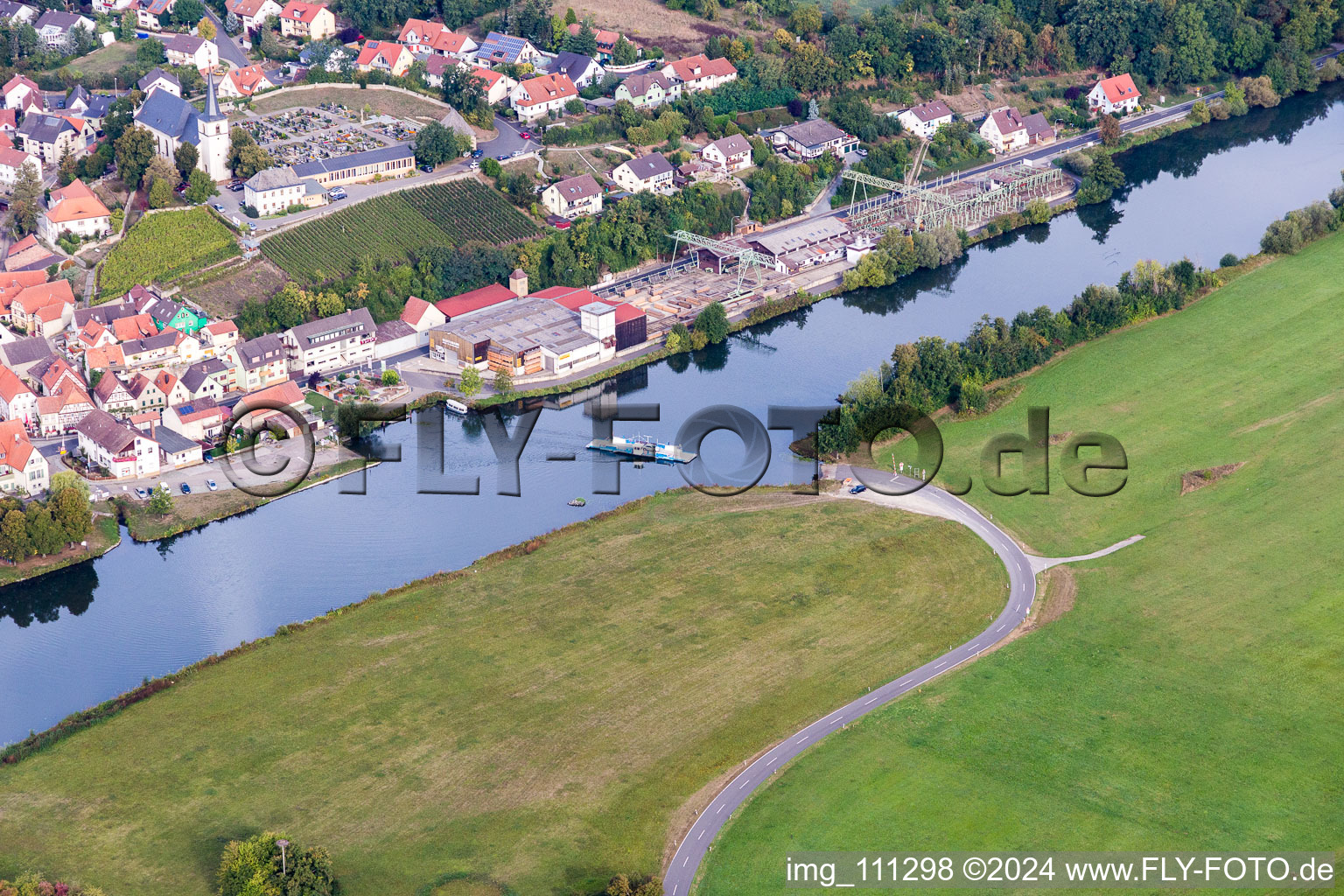 Vue aérienne de Un ferry traverse le Main à Wipfeld dans le département Bavière, Allemagne