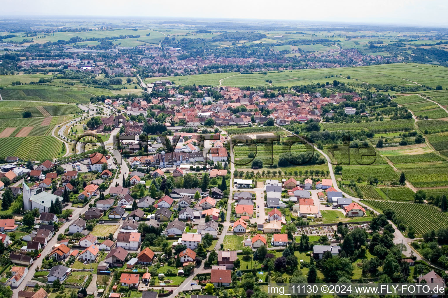 Vue aérienne de Porte du vin du nord à le quartier Rechtenbach in Schweigen-Rechtenbach dans le département Rhénanie-Palatinat, Allemagne