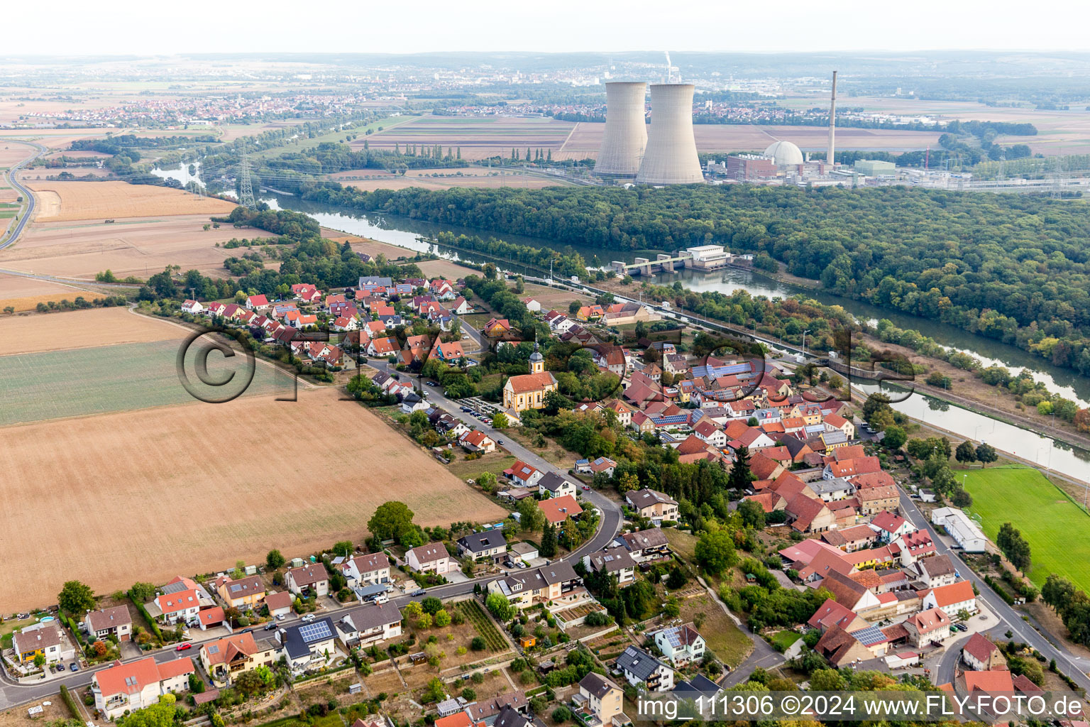 Vue aérienne de Zones riveraines du Main devant la centrale nucléaire désaffectée de Schweinfurt en Garstadt à le quartier Garstadt in Bergrheinfeld dans le département Bavière, Allemagne