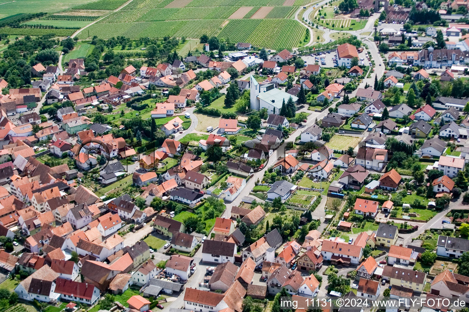 Enregistrement par drone de Quartier Rechtenbach in Schweigen-Rechtenbach dans le département Rhénanie-Palatinat, Allemagne