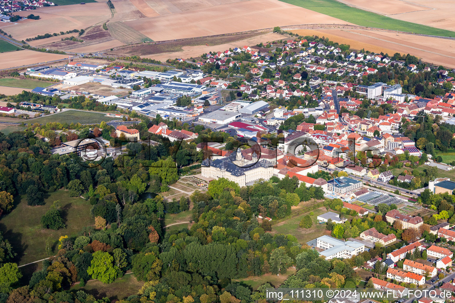 Vue aérienne de Zone commerciale et implantation d'entreprise à Werneck dans le département Bavière, Allemagne