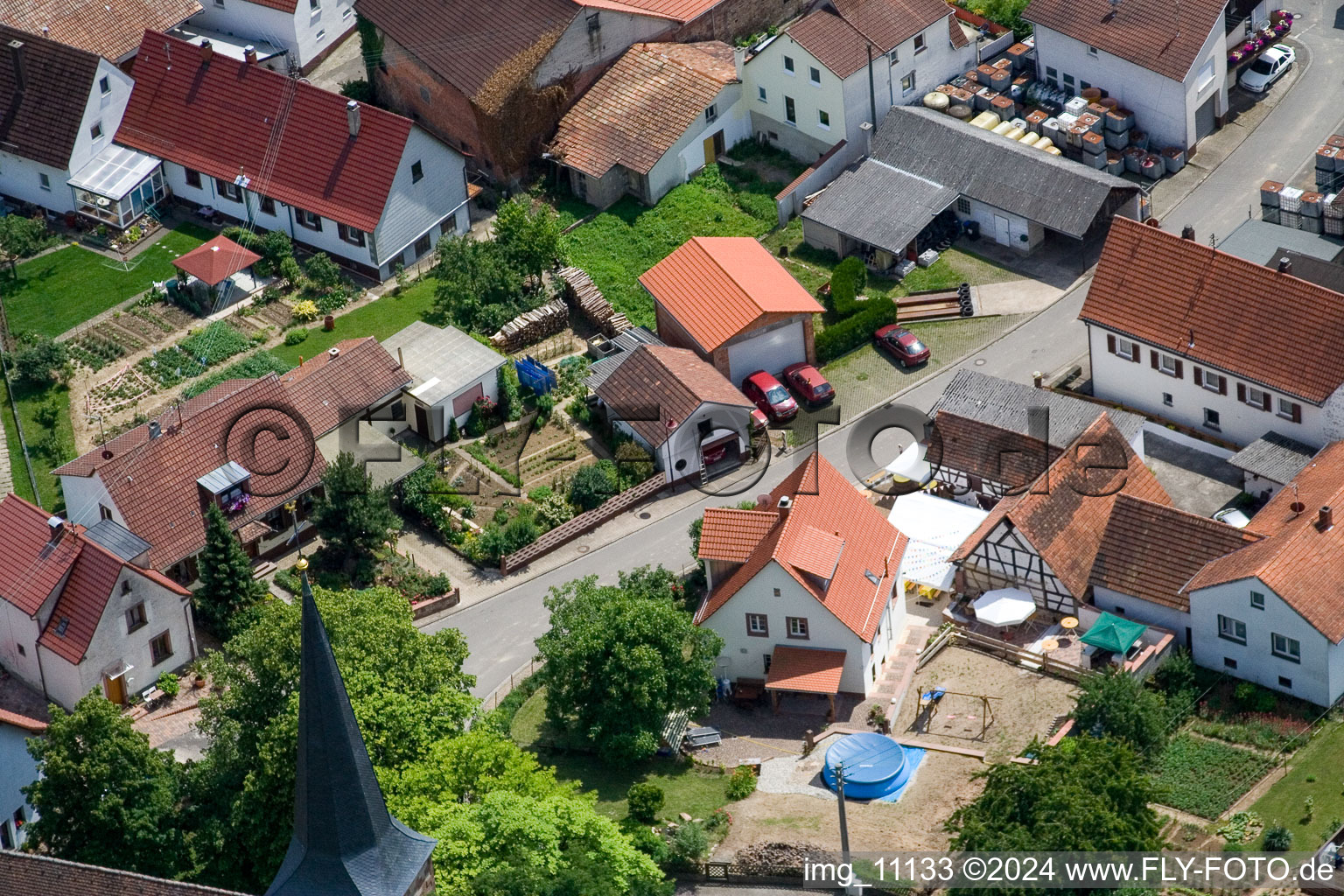 Quartier Rechtenbach in Schweigen-Rechtenbach dans le département Rhénanie-Palatinat, Allemagne du point de vue du drone