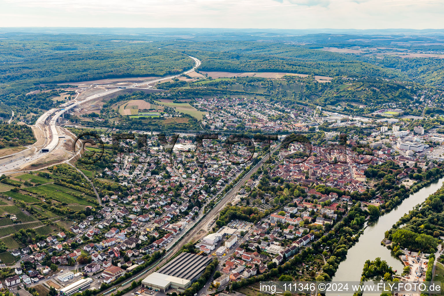 Vue aérienne de Quartier Heidingsfeld in Würzburg dans le département Bavière, Allemagne