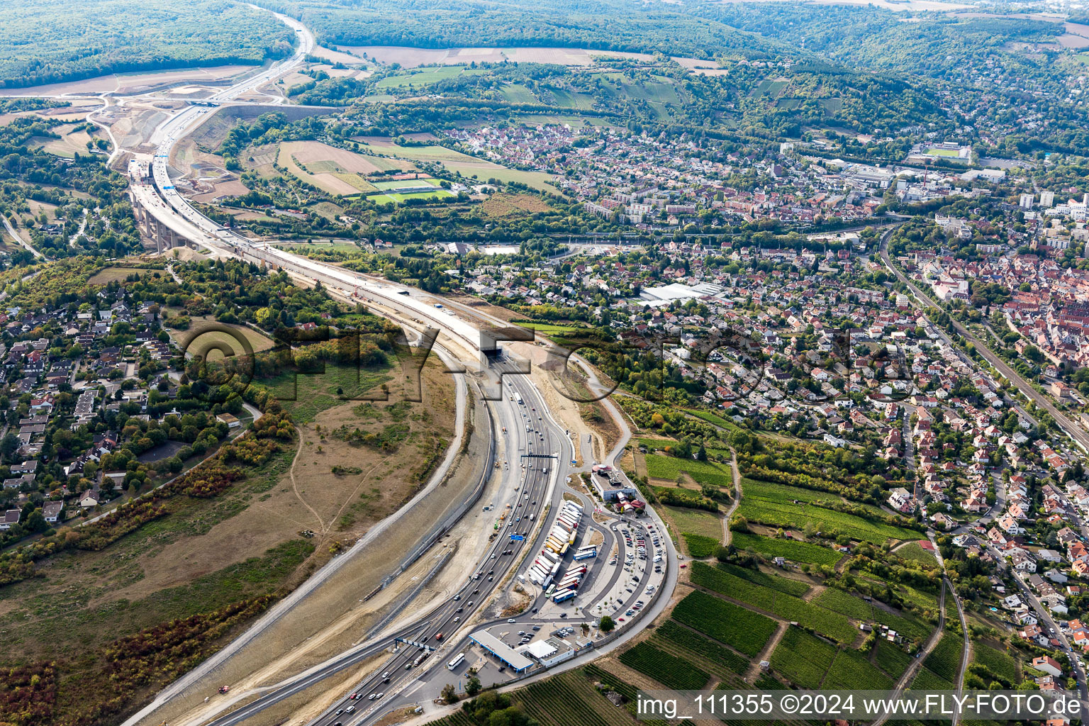 Photographie aérienne de Chantier pour la réalisation du nouveau tracé du tunnel du Katzenberg le long de l'ouvrage du tunnel de l'autoroute BAB A3 à le quartier Heidingsfeld in Würzburg dans le département Bavière, Allemagne