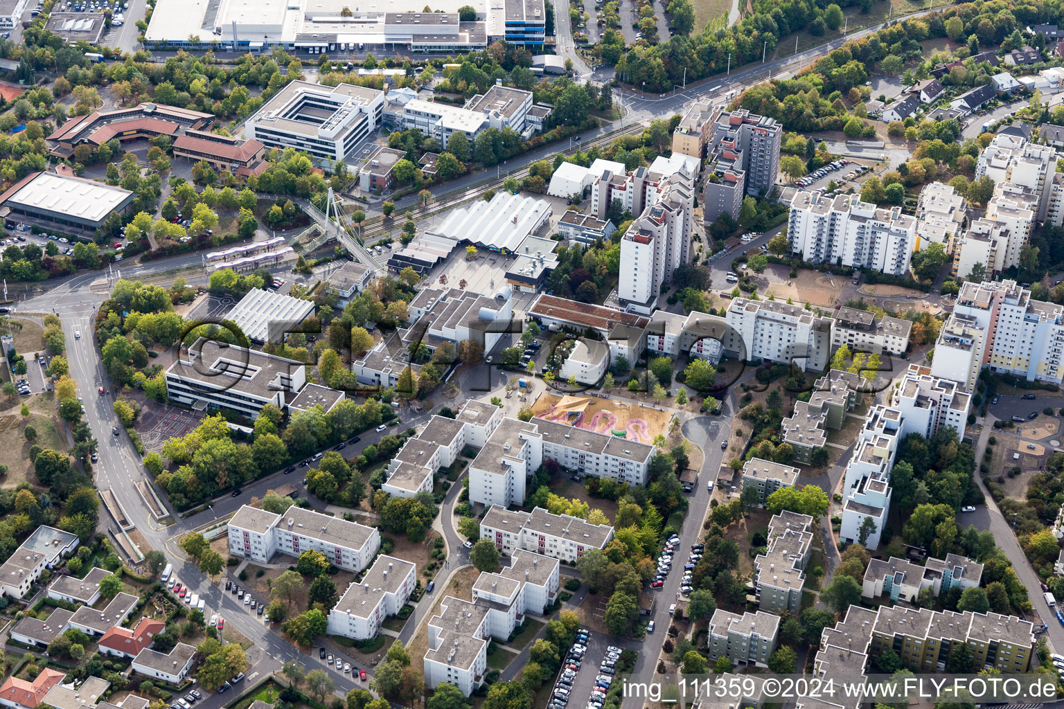 Vue aérienne de Zone d’habitation et infrastructures à le quartier Heuchelhof in Würzburg dans le département Bavière, Allemagne