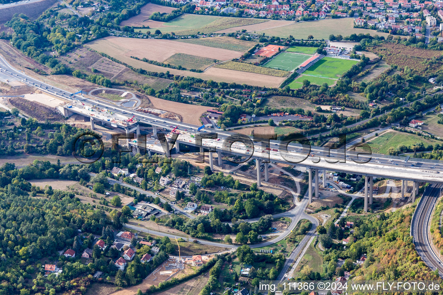 Vue aérienne de Travaux de construction du pont de la vallée Heidingsfeld et du tracé de l'autoroute fédérale A3 au sud de Würzburg. Le pont de la vallée s'étend sur une vallée entre le Nonnenberg et le Katzenberg à le quartier Heidingsfeld in Würzburg dans le département Bavière, Allemagne