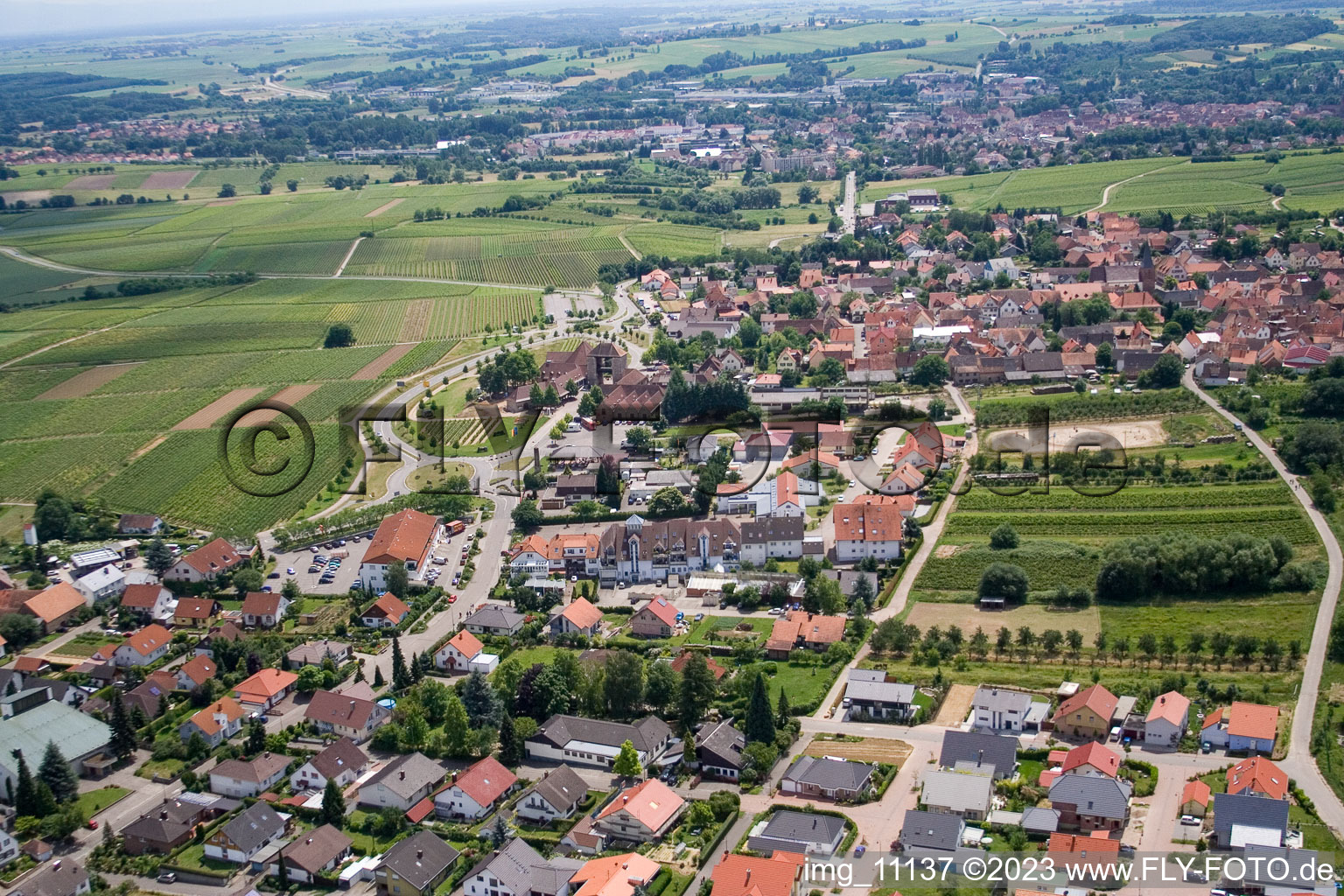 Vue aérienne de Porte du vin du nord à le quartier Rechtenbach in Schweigen-Rechtenbach dans le département Rhénanie-Palatinat, Allemagne