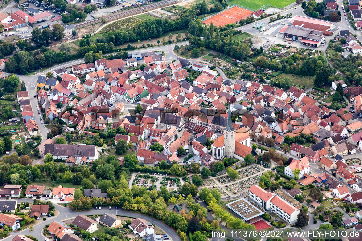 Vue aérienne de Bâtiment d'église au centre du village à Grünsfeld dans le département Bade-Wurtemberg, Allemagne