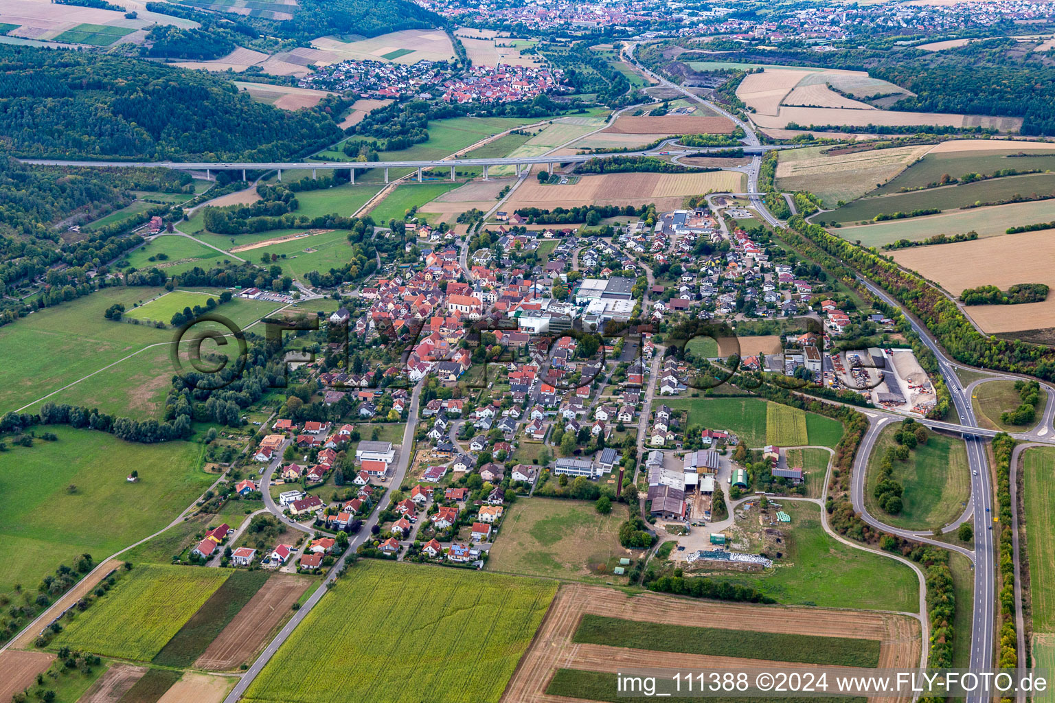 Vue aérienne de Du sud à le quartier Distelhausen in Tauberbischofsheim dans le département Bade-Wurtemberg, Allemagne