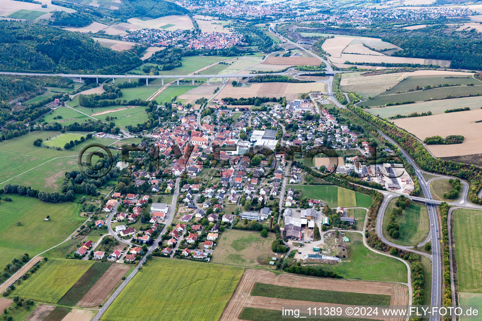 Vue aérienne de Vue sur le village à le quartier Distelhausen in Tauberbischofsheim dans le département Bade-Wurtemberg, Allemagne