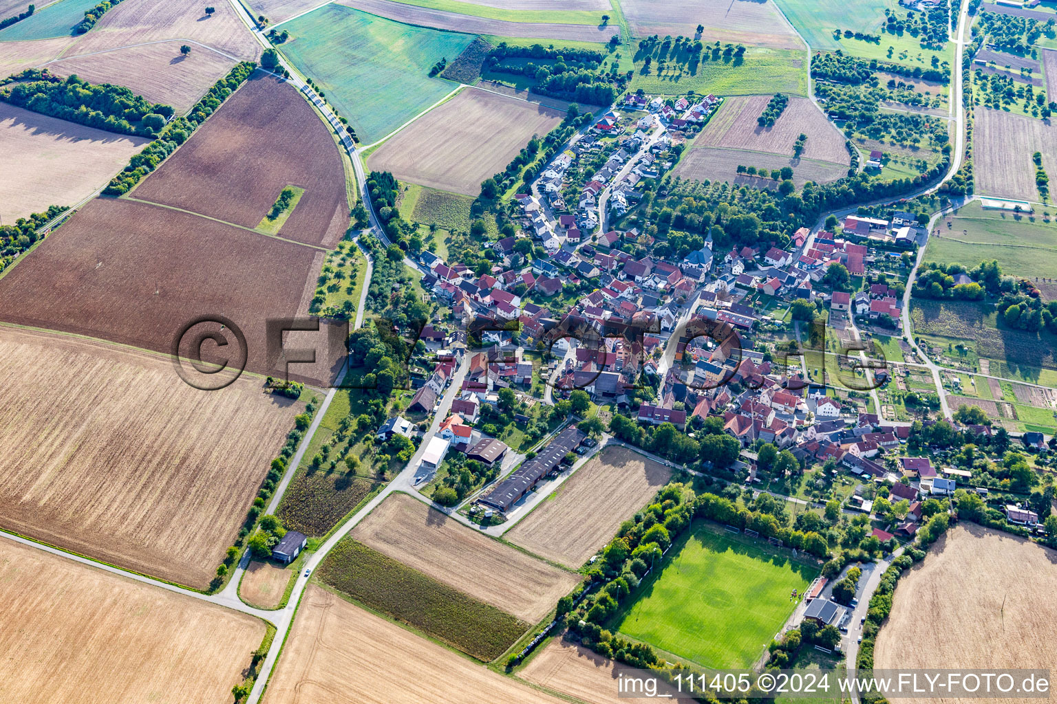 Vue aérienne de Quartier Heckfeld in Lauda-Königshofen dans le département Bade-Wurtemberg, Allemagne