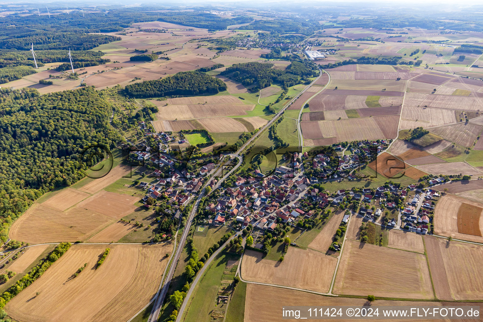 Vue aérienne de Baigner à le quartier Hirschlanden in Rosenberg dans le département Bade-Wurtemberg, Allemagne