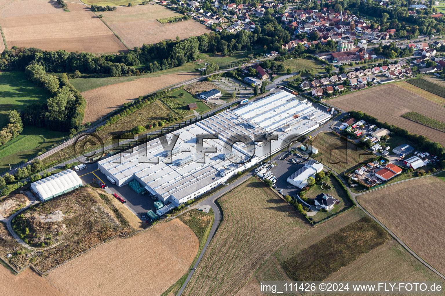 Vue aérienne de Locaux de l'usine Magna PT BV & Co. KG à Rosenberg dans le département Bade-Wurtemberg, Allemagne