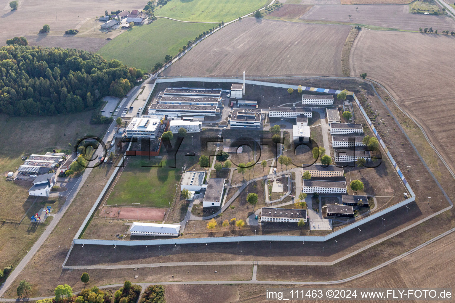 Vue aérienne de Terrain de la prison et clôture de sécurité de l'établissement correctionnel établissement correctionnel Adelsheim à Adelsheim dans le département Bade-Wurtemberg, Allemagne