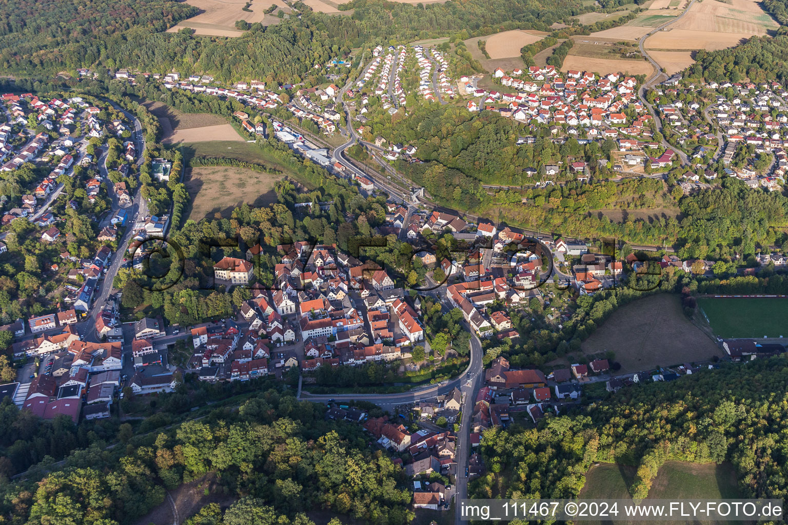 Vue aérienne de Vue des rues et des maisons des quartiers résidentiels à Adelsheim dans le département Bade-Wurtemberg, Allemagne