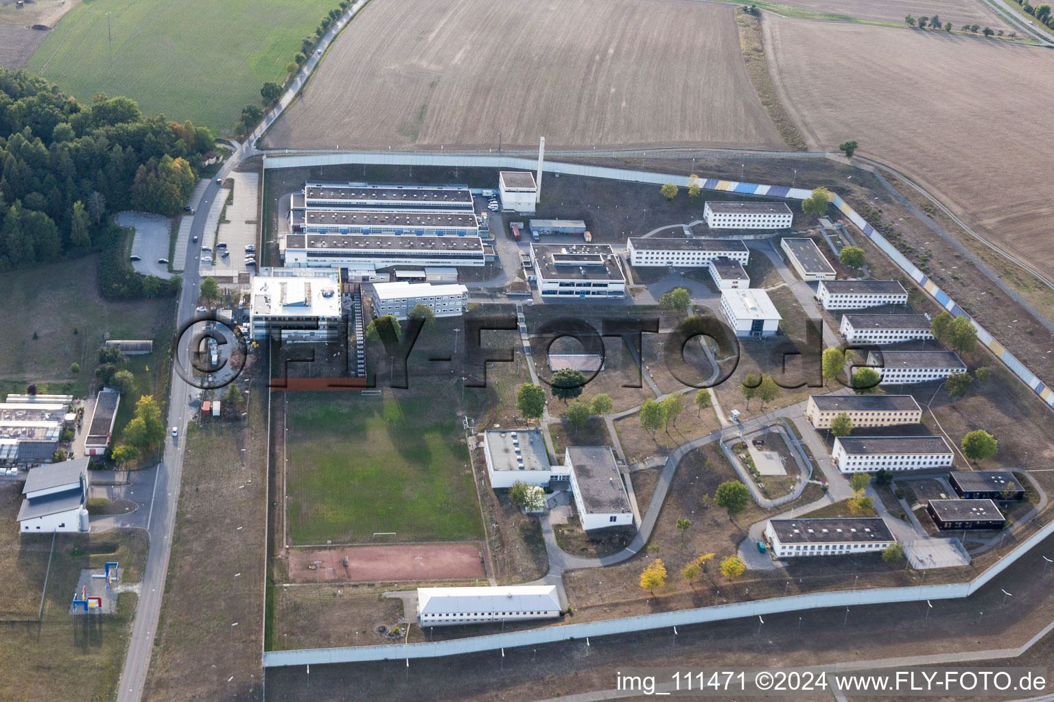 Vue aérienne de Terrain de la prison et clôture de sécurité de l'établissement correctionnel établissement correctionnel Adelsheim à Adelsheim dans le département Bade-Wurtemberg, Allemagne
