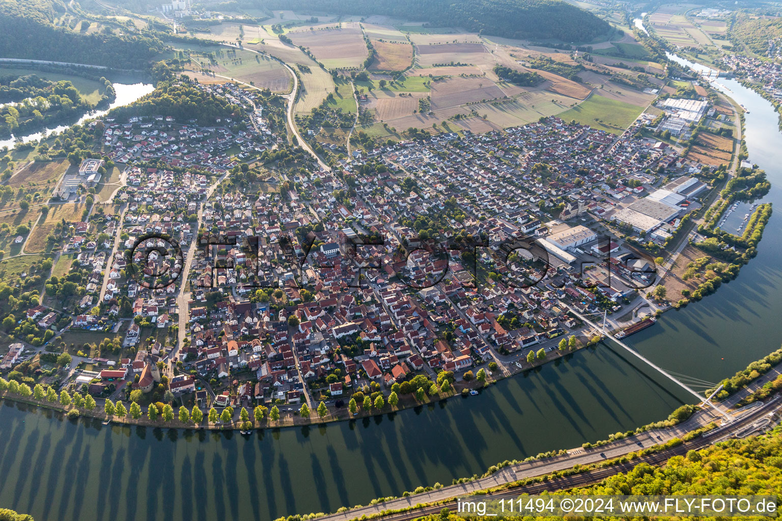 Vue aérienne de Sur le Neckar à Haßmersheim dans le département Bade-Wurtemberg, Allemagne